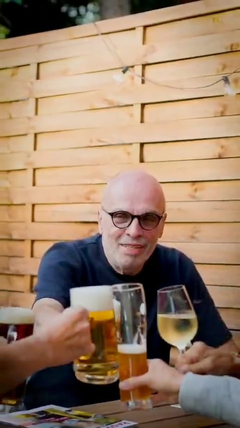 Gäste stoßen mit Bier und Weißwein an