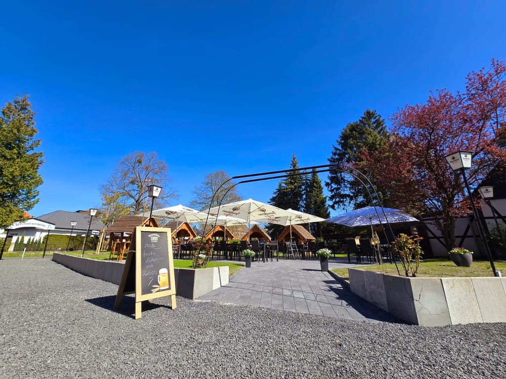 Eingang zum Biergarten mit Sonnenschirmen
