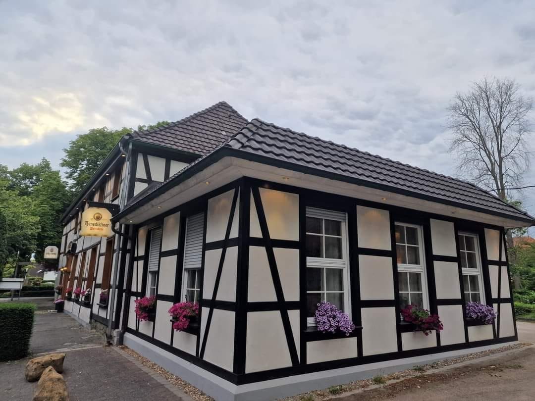 Seitenansicht der Westfalenschänke mit Fachwerk und Blumenkästen