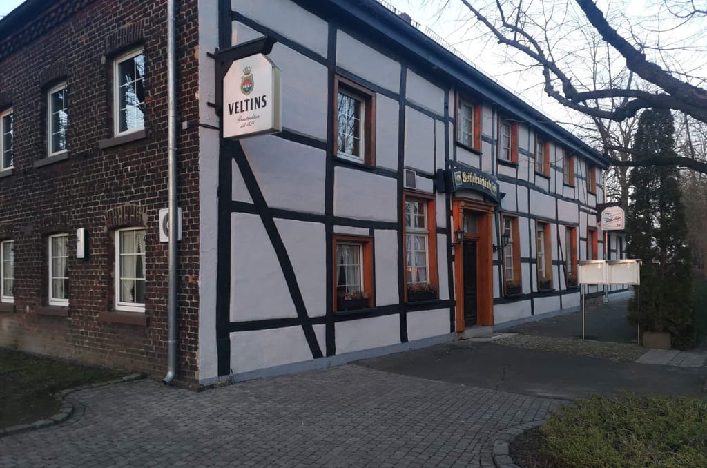 Fachwerkfassade der Westfalenschänke an der Dolberger Straße mit Veltins-Schild