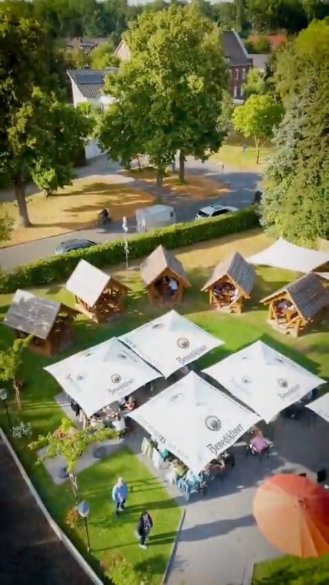 Biergarten der Westfalenschänke von oben mit Schirmen und Hütten