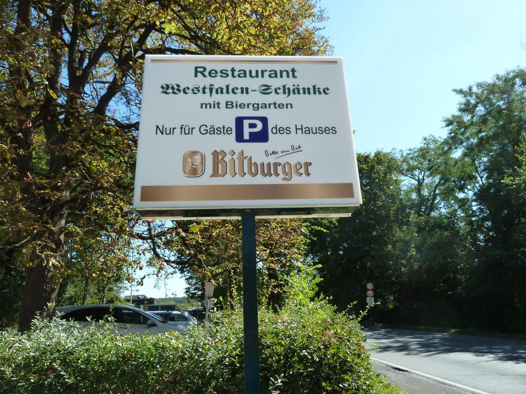 Schild Restaurant Westfalen-Schänke mit Biergarten, Parkplatz nur für Gäste des Hauses