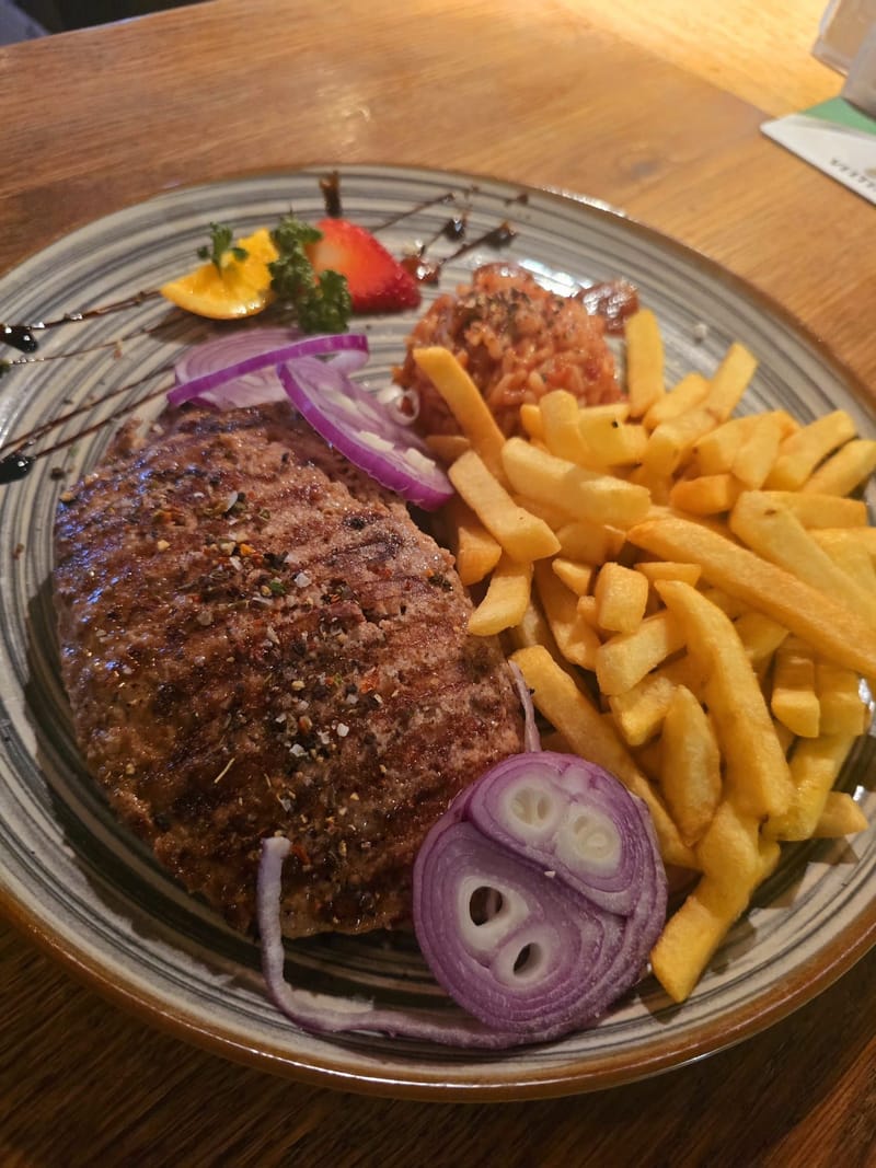 Pljeskavica mit Pommes Frites und Djuvec-Reis