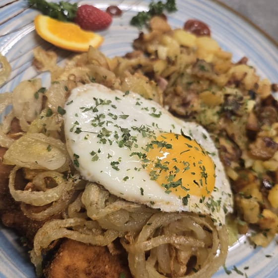 Westfälisches Krüstchen mit Spiegelei, gerösteten Zwiebeln und Bratkartoffeln
