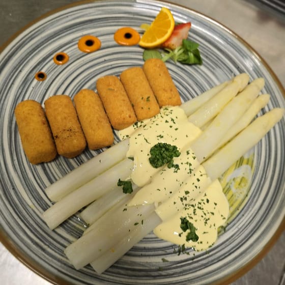 Weißer Spargel mit Sauce Hollandaise und Kroketten