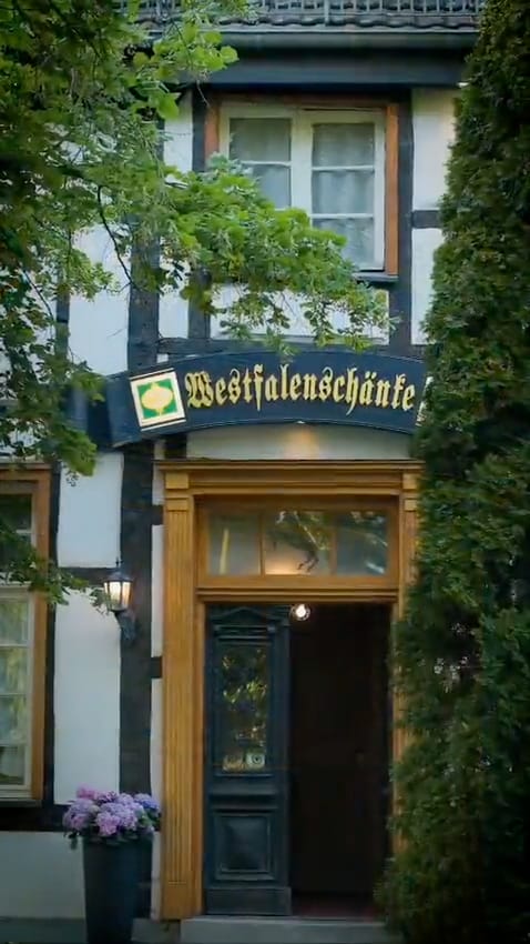Eingangstür der Westfalenschänke mit goldenem Schriftzug, Standbild aus dem Video